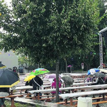 «Machen wir einen Schritt zurück» - Die Ländlerfrönde Freiamt vor kaum besetzten Festbänken. Zum Glück besserte sich das Wetter im Laufe des Abends.