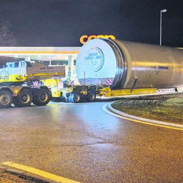 Riesentrommel geht auf Reisen - Die erste Herausforderung gleich nach dem Start: Der Schwertransporter biegt rückwärts in den Dintiker Kreisel ein. Bilder: Chregi Hansen / zg