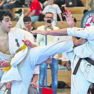 Der Karate-Spirit lebt - Gurtfarben egal. Gioele Musaro (links) vom Karate-Club Wohlen lässt seinem Gegner, der Braungurtträger ist, keine Chance. Bilder: Josip Lasic / zg