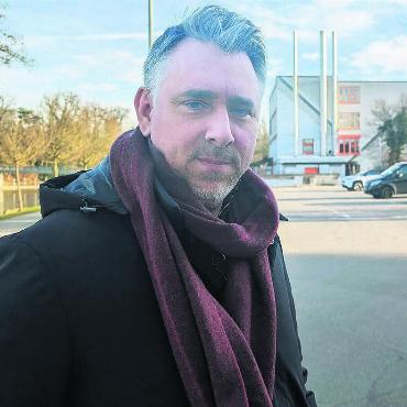 «Ich stehe für Kontinuität» - Stefan Dietrich vor der Bremgarter Schule Isenlauf. Nach dem vorzeitigen Ende seiner Co-Präsidentschaft mit Nora Langmoen möchte der 50-Jährige Lehrer die Aargauer SP künftig allein präsidieren. Bild: Marco Huwyler