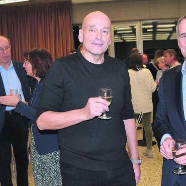 Als Gewerbe die Region stärken - Anstossen beim Neujahrsapéro des Gewerbevereins Kelleramt im Säntissaal: Vereinspräsident Roger Cébe (links) und Philipp Ackermann, Gemeindeammann der Gastgebergemeinde Jonen. Bild: Thomas Stöckli