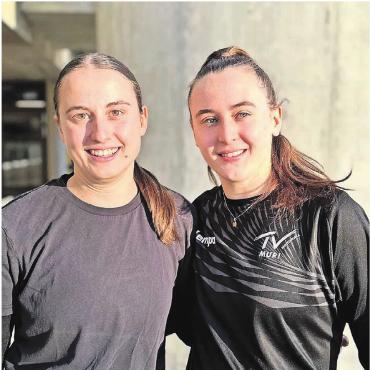 Spiele des Jahres - Grosse Vorfreude auf das Aufstiegsspiel am Samstag in Wohlen: Kreisläuferin Céline (links) und Rückraumspielerin Michelle Bischoff aus Muri. Bilder: zg