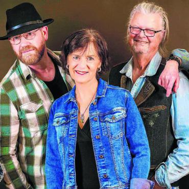 «Wenns groovt, dann stimmts» - Die Mitglieder von Westwood teilen ihre Liebe zum Country-Rock (v. l.): Roger Rey, Jonas Bär, Brigitte Gehrig, Uele Baumgartner und Paul Fischer. Bilder: zg