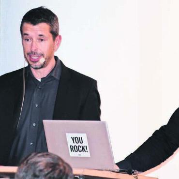 Grosse Vielfalt und in Regionen gut verankert - Georg Matter, Leiter Abteilung Kultur des Kantons Aargau, hielt ein spannendes Referat. Rechts Flurin Burkard, Bereichsleiter Gesellschaft, Soziales und Bildung. Er ist somit auch für den Bereich Kultur der Gemeinde Wohlen zuständig. Bild: dm