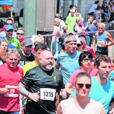 Eine Banane reicht nicht - Bestes Wetter, beste Laune: Start am Pfingstlauf. Bild: spr