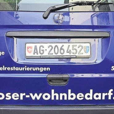 Moser Wohnbedarf schafft individuelle Wohnträume - Wo dieses Auto steht, da werden Wohnträume geschaffen: Innendekorateur Markus Moser vom Fachgeschäft für Wohnbedarf, Narzissenweg 10, Wohlen, ist der geschätzte und kompetente Partner für Bodenbeläge, Vorhänge und die Restauration von Polstermöbeln.
Bild: zvg