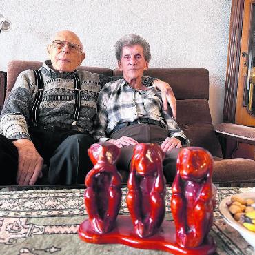 Auch der Tod scheidet sie nicht - Seit bald 70 Jahren sind Trudy und Josef Steinmann ein Paar. «Jetzt ist uns das Leben verleidet», sagt er. Bild: Stefan Sprenger