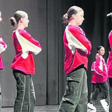 Begeisterungsvolle Tanz-Show - Im Gleichschritt tanzte die junge Tanz-Gilde über die Bühne.