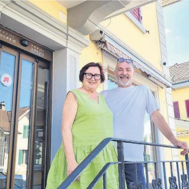 Ende Monat wird weniger verkauft - Lange Arbeitstage, aber am Ende des Monats weniger Geld in der Kasse – trotzdem haben Urs und Michèle Köchli die Zuversicht nicht verloren. Und halten am Grundsatz ihres Betriebs fest: «Ehrlich, natürlich, gut!» Bild: Chregi Hansen