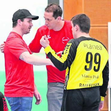 Trainer wirft hin, Reaktion folgt - Andreas Stierli (links) und Stefan Sprenger (Mitte) mit Wohlen-Goalie Carlos Caforio. Das Duo hat nach dem überraschenden Rücktritt von Ingmar Steiger das Team interimsmässig übernommen. Bild: Jan Gelpke