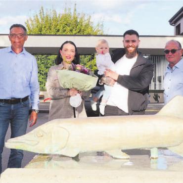 Mit Mila wird das Dorf vierstellig - Gemeindeschreiberin Cornelia Burkard, Gemeinderat Ivan Bieri, Shirin Ziltener, Mila Ziltener, Nico Panico, Gemeindeammann Daniel Moor und Gemeinderat Peter Huber (von links) feiern diesen speziellen Moment. Bild: ake