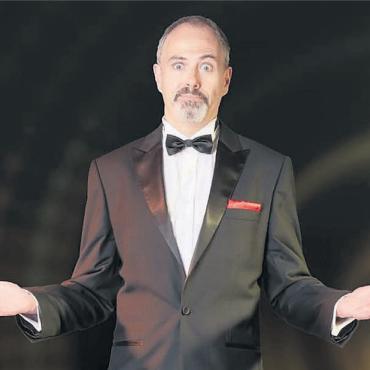Zauberei und Komik - Michel Gammenthaler bezieht sein Publikum aktiv in seine Show ein. Bild: pd