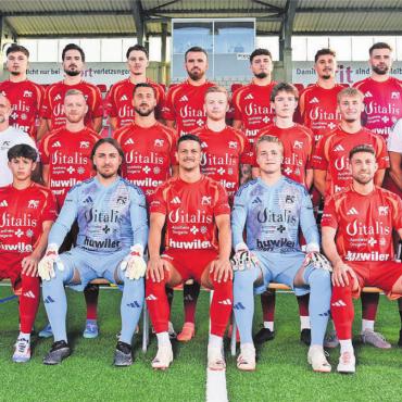 Mehr Muri im Team - FC Muri, Saison 2024/25, hinten, von links: Arjanis Kovani, Rafael Freitas, Miguel Ferreira, Eltion Shabani, Adilj Sejdiji, Mathis Stutz, Eduard Nikolla, Kim Weiss, Albi Nuredini. Mitte: Björn Scheuber (Torhütertrainer), Luca Ferricchio (Trainer), Fabian Burkard, Tihomir Grabovica, Jan Burkard, Devin Weibel, Tom Singenberger, Peter Lang (Assistenztrainer). Vorne: Abelon Berisha, Dylan Bruggmann, Silvano Kessler, Simone Parente, Bryan Huber, Luca Passerini, Lulzim Aliu. Es fehlen: Kastriot Tafa (Assistenztrainer), Luigi Milicaj, Yves Furrer, Ernes Paden, Michael Wehrli, Matteo Pitzalis.