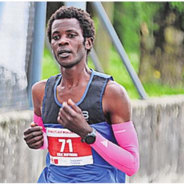 Freiämter Sportler des Jahres - ERIC MUTHOMI RIUNGU (35)
BERIKON / LA MUTSCHELLEN
LAUFEN
Wenn er startet, gewinnt er auch meistens: Eric Muthomi Riungu dominiert die Schweizer Laufszene. Der Beriker gewinnt die Gesamtwertung des Zürilauf Cups, holt über ein Dutzend Siege an diversen Laufevents – darunter auch am Wohler Pfingstlauf. Am Zermatt Marathon landet er auf dem 3. Rang (in 3 Stunden und 25 Minuten). Am Züri-Marathon wird er Fünfter – und ist mitten in der Weltspitze.