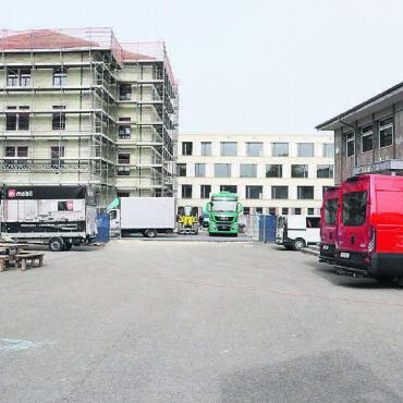 Logistisches Meisterwerk - Ganz schön viel Verkehr: Gleich mehrere Zügelunternehmungen sowie das Hauswarts-Team sorgte gestern für den Umzug des Materials.