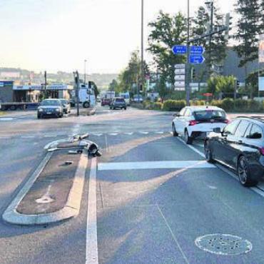 Glück im Unglück gehabt - Der junge Lenker raste links an einer stehenden Kolonne vorbei über die Kreuzung und touchierte dabei Pfosten und Lichtsignalmast. Bild: pz