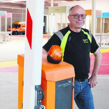 Neue Massstäbe gesetzt - Noch ist die Sammelstelle leer, das dürfte sich ändern, wenn Geschäftsführer Thomas Römer am 26. Mai den Betrieb startet. Künftig sind die Benutzer vor Regen und Wind geschützt, die Zu- und Wegfahrt wird vereinfacht und sicherer, die Abladeplätze sind übersichtlich angeordnet. Bild: Chregi Hansen