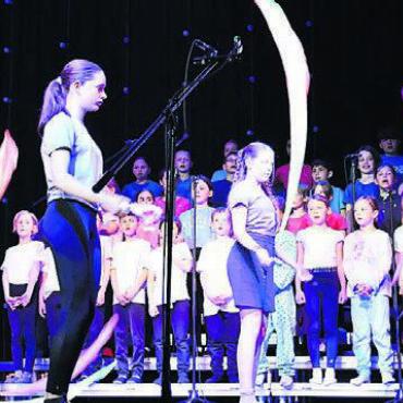 Kiwanis-Kinder- und -Jugendtage - Lieder, Musik und Darbietungen fliessen auf der Bühne ineinander.
