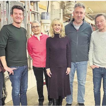 Sicherheitspolitik im Fokus - Ein Gruppenfoto gehört dazu: Priska Seiler Graf (Mitte), Stefan Dietrich (Grossrat, 3. v. r.) und die Vorstandsmitglieder der SP Mutschellen-Kelleramt (v. l.) Fredi Kaufmann, Anthony Paine, Tatiana Miskuv Oehrli, Rainer Meindl und Manuel Hug. Bild: zg