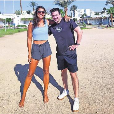 Sport-Vibe in Safaga - Die sportliche «Chefin» Rebecca Karasek (aus Meisterschwanden) und der Wohler Daniel Maurer in Ägypten.   Bilder: zg