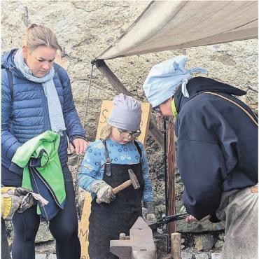 Einzigartig – selbst mit Hudelwetter - Am Markt der Vielfalt kann sich der Nachwuchs sogar beim Schmieden mit dem heissen Eisen versuchen.