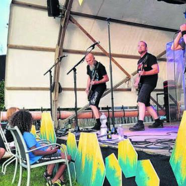 Wie ein Sechser im Lotto - Alt trifft auf Jung: Fasziniert lauschen die Kids in der ersten Reihe den harten Klängen der Alternative-Metal-Band «Arise», die seit über 20 Jahren die Bühne rockt.