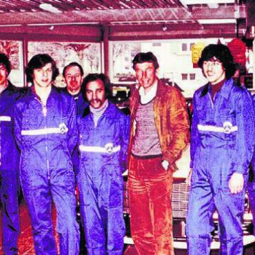 Zuverlässigkeit in Person - Ein Zeitdokument: Das Werkstatt-Team der Villmerger Robert Huber AG im Jahr 1981 mit dem jungen Werner Weibel (ganz links). Das Team kam vollständig an die Feier.