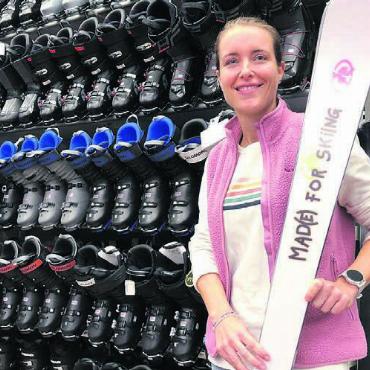 Hoffen auf frühen Schnee - ... und Barbara Hegnauer von Intersport Stöckli in Boswil mit «AK». Bilder: Thomas Stöckli
