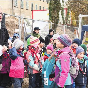 Vorfreude auf die neue Heimat - Thomas Geissmann erklärte den Jugendlichen, wie wichtig die Pfadi Wohlen auch für die alten Pfader ist. Bilder: Daniel Marti