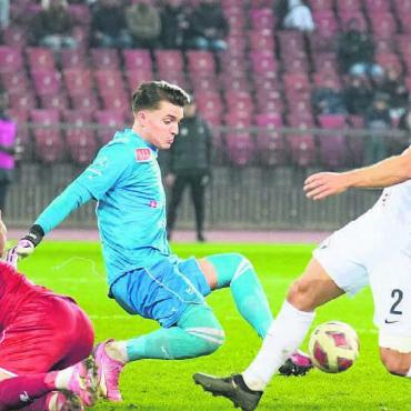 Magischer Cup-Abend - Wichtige Parade: Der Freiämter Goalie Marvin Keller (Mitte) wehrt den Schuss von Lindrit Kamberi vom FC Zürich ab. Bild: Freshfocus