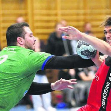 Fribourg, Osteopathie, Allrounder - Setzt sich durch: Wohlens Simon Eser (rechts) gegen Mutschellens Pascal Baur. Bild: awa