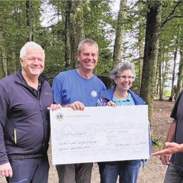 Löwen im Wald - Bei der Scheckübergabe, von links: Stefan Schäfer (Lions Club Freiamt), Matthias Vetsch (Präsident Lions Club Freiamt), Corinne Müller, Daniel Schmitter (Kassier Natur- und Vogelschutzverein Waltenschwil). Bild: zg