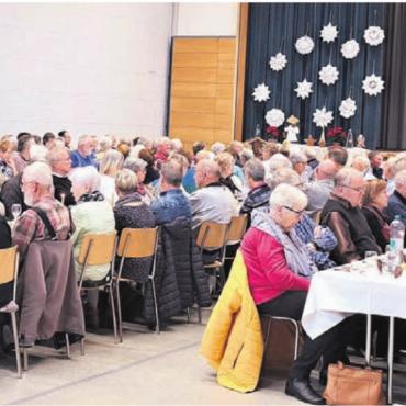 Ganz viele tragen zum Gelingen bei - Die Feier im Kreise Gleichgesinnter war auch dieses Jahr sehr gut besucht. Bild: zg