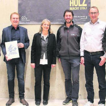 Zwischen Holzbau und KI - Sie alle sorgten für einen interessanten Abend. Von links: Stefan Köchli, Referent Daniel Renggli, Irmgard Trümpy, Marcel Voramwald, Donatoren-Präsident Matthias Fricker und Matthias Meyer. Bilder: Patrick Fischer