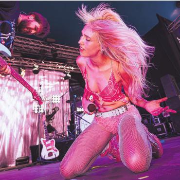 Damit schliesst sich ein Kreis - Auf der Bühne fühlt sich Milune zu Hause. Wie hier am Paleo Festival. Das Konzert in Wohlen wird ein Heimspiel, das für Künstlerin und Publikum gleichermassen ein Moment der Nähe und Verbundenheit sein dürfte. Bild: Raphaël Renaux (@_youngrayo)