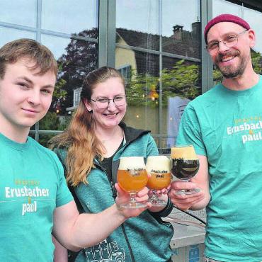 In die Rezeptkiste gegriffen - Sie haben je ein eigenes Bier gebraut, schenkten es jetzt aus und waren sehr gespannt auf das Feedback der Gäste: die beiden Auszubildenden Logan Mathis und Nina Kähli und der zweite Braumeister Sebastian Schmieder. Bild: Chregi Hansen