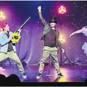 Zusammen mit der Ortsbürgerstiftung feiern - Die Starbugs Comedy präsentiert im neuen Programm eine einzigartige Mischung aus Tanz, Akrobatik und nonverbaler Comedy. Bild: zg