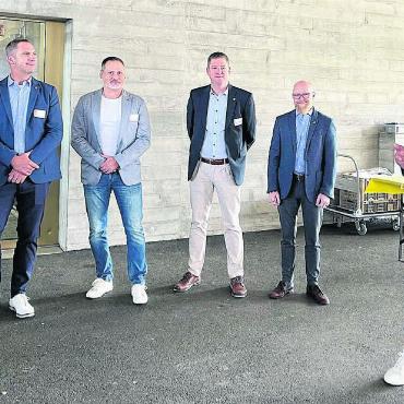 Nicht für Schlagzeilen sorgen - Gemeindeammann Ueli Lütolf (rechts) will zusammen mit seinen Gemeinderatskollegen (von links: Renato Sanvido. Daniel Füglistaler, Fabian Lupp, René Schmidli und Gemeindeschreiber Josef Würsch) die Herausforderungen anpacken. Bild: Archiv