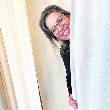 Für den frischen Wind zu Hause - Denise Horat weiss, worauf es bei der richtigen Pflege von Vorhängen und anderen Heimtextilien ankommt.