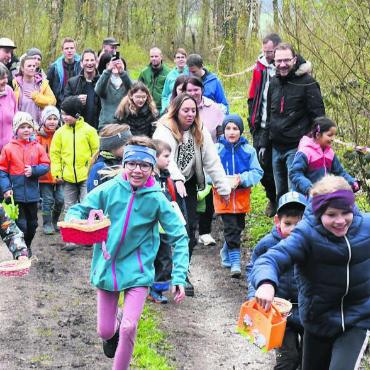 200 Eier und viele Unterschriften - Ab zum Ostereiersuchen: Kaum im Wald angelangt, gab es für die vielen Kinder kein Halten mehr, fast 200 bunte Ostereier waren im Wald sehr gut versteckt.