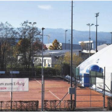 Zwei Etappen gewünscht - Für den Tennisclub Wohlen Niedermatten sind die Platzsanierungen sehr wichtig: Geht es nach dem Verein, werden in einem ersten Schritt nur die Plätze eins bis vier erneuert. Dies sind die Plätze in der Halle und jene zwei davor. Hier sollten Hartplätze die Sandplätze ablösen. Bild: Daniel Marti