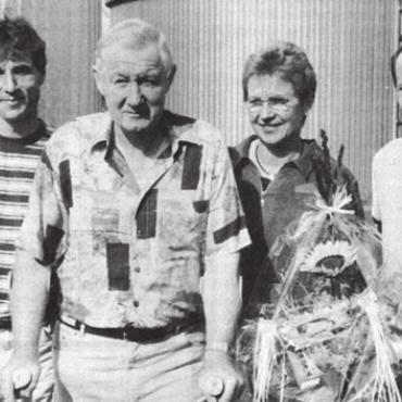 Abschied nehmen und feiern - Der scheidende Bünzer Klärwart Johann Abt und seine Frau Any – links Nachfolger Ruedi Birrer, rechts Verbandspräsident Richard Gähwiler. Bild: Archiv