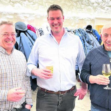 Zeit ist wertvoller als Gold - Sie freuen sich auf ein Jahr mit viel Zeit für Ideen, Wünsche und Projekte (von links): Einwohnerratspräsident Marc Läuffer, Nationalrat Christoph Riner und Parteipräsident Roland Büchi. Bild: Walter Minder