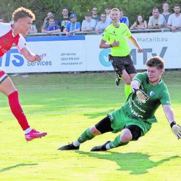 Vorgeschmack auf Cupknüller - Der Beriker Dorian Derbaci (links) umkurvt Wohlen-Goalie Joël Bonorand und trifft zum 3:1 für Aarau. Im Cupspiel im August wollen die Freiämter ein besseres Resultat holen. Bild: Josip Lasic