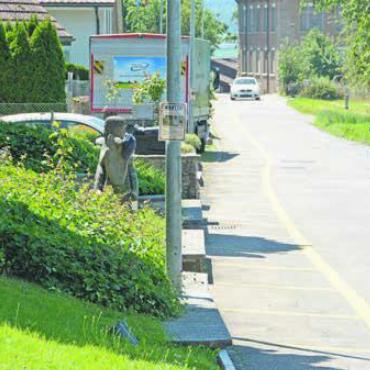 Stimmbürger erhält Auswahl - Normgerechter Ausbau mit Trottoir oder eine minimale Strassenbreite mit einem überfahrbaren Gehweg. Die Hägglinger entscheiden an der nächsten «Gmeind», wie es weitergeht an der Geissmann-Ackermann-Strasse. Bild: Archiv
