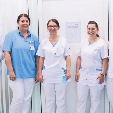 Wundambulatorium ausgezeichnet - Das Spital gratuliert dem ärztlichen Leiter Matthias Kösters und der Leiterin des Wundambulatoriums Heidi Helfenstein sowie den Wundexpertinnen Blagica Kostov, Sibylle Baumann und Elvira Righetti (von links) zur Anerkennung durch die Schweizerische Gesellschaft für Wundbehandlung. Bild: zg