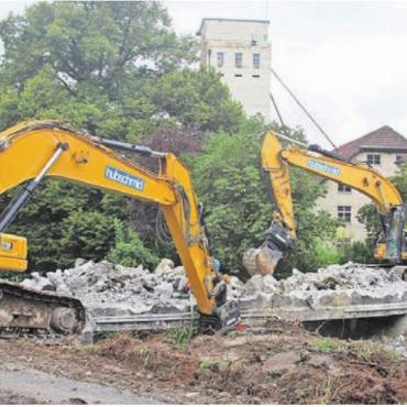 Nach 99 Jahren weg - Die Tieffurtbrücke wurde am Dienstag abgerissen. Sie wird nicht ersetzt. Bild: jl