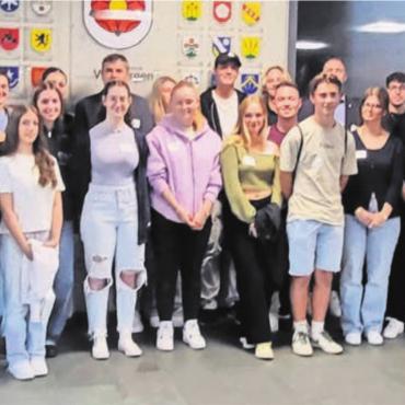 Die Jungbürger begrüsst - Der Gemeinderat und die Jungbürger und Jungbürgerinnen genossen einen gemeinsamen Abend. Bild: zg