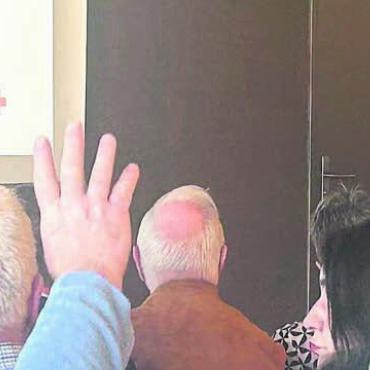 Selbstbestimmt jeder Lebenslage - Vorsorgeanlass: Julia Kiefer referiert über die Wichtigkeit eines Vorsorgeauftrags. Bild: pd