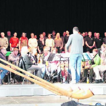 Gemeinsamer «Früehligsjutz» - Das erste gemeinsame Proben von allen Beteiligten lässt Markus Steimen zuversichtlich auf das Jahreskonzert blicken. Bild: Monica Rast